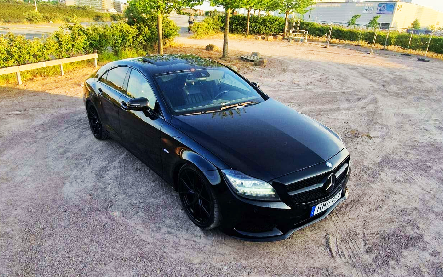 Svart Mercedes-Benz i lager